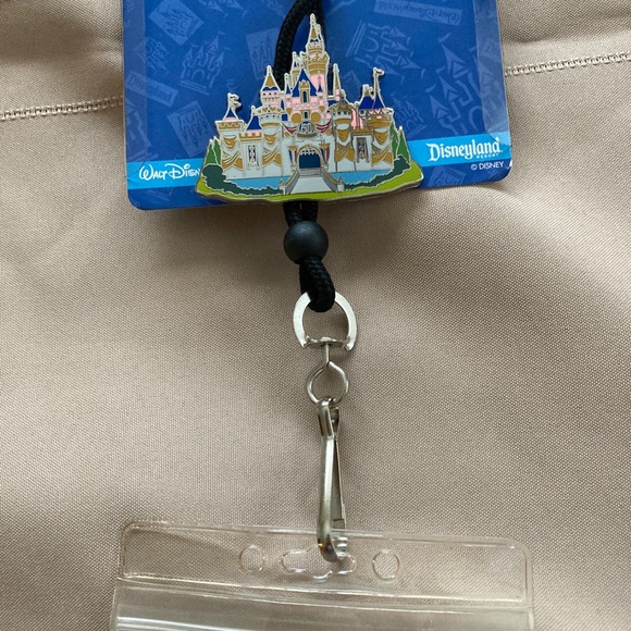 Disney - NWT Vintage Disneyland 50th Fast Pass Holder. - Picture 3 of 5